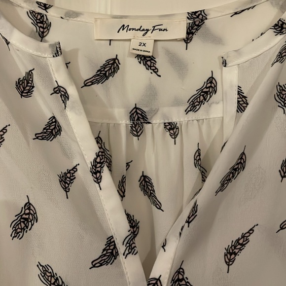 Monday Fun short sleeve blouse 2X - Picture 3 of 6